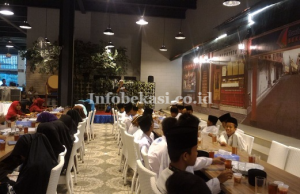 Bandar Djakarta Summarecon Bekasi Ajak 50 Anak Yatim Buka Puasa Bersama