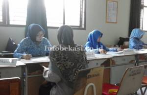 Ratusan Calon Peserta Didik Baru Padati Halaman SMAN 1 Kota Bekasi