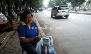 Jelang Lebaran, Jalan Kh. Noer Ali Ramai Penjaja Jasa Tukar Uang Receh