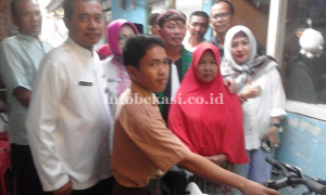 Sekolah dari Kranji ke Pekayon Jalan Kaki, Siswa Ini Diberi Sepeda