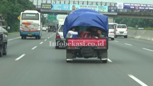 Bahaya! Banyak Pemudik Gunakan Mobil Bak Terbuka