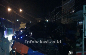Mengantuk, Supir Truk Ini Tabrak Truk Lain di Tol Jakarta-Cikampek