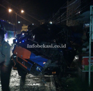 Mengantuk, Supir Truk Ini Tabrak Truk Lain di Tol Jakarta-Cikampek