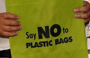 Uji Coba Plastik Berbayar, Penggunaan Kantong Plastik Turun Drastis?