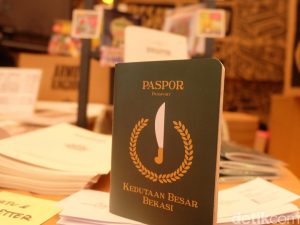Kreatif, Pengunjung PopCon Asia 2016 Bikin Paspor di “Kedutaan Besar Bekasi”