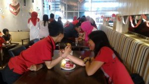 Lomba Makan Cake, Ukur Kadar Romantis dengan Pasangan