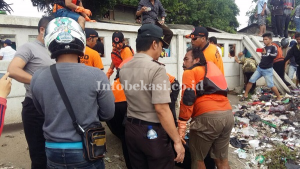 Petugas Tertibkan Pedagang di Pasar Baru Bekasi