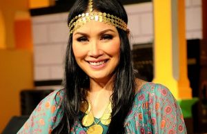 Titi DJ : Panasnya Ulos di Pundak