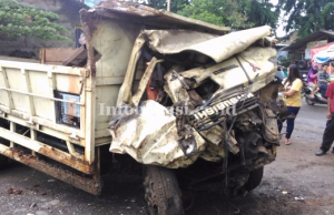 Truk Bermuatan Batu Tertabrak Kereta Api di Perlintasan Ampera