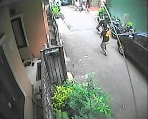 Aksi Pelaku Curanmor Bersenjata Api Terekam Kamera CCTV