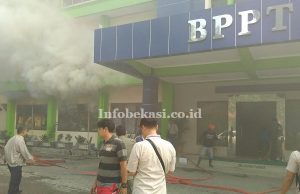 Tinjau Lokasi Kebakaran, Wali Kota Bekasi Kritisi Damkar