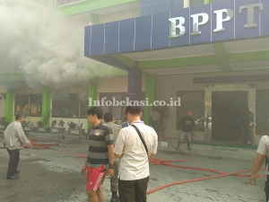 Tinjau Lokasi Kebakaran, Wali Kota Bekasi Kritisi Damkar