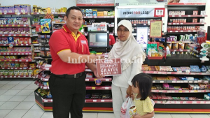 Peringati Hari Pelanggan Nasional, Alfamart Kejutkan Pelanggan dengan Belanja Gratis