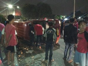 Angkutan Elf Terguling di Jalan Layang Kranji, Lima Penumpang Terluka