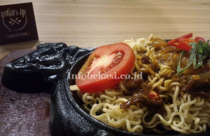 Hmmm…Nikmatnya Indomie Blackpaper Beef Ala Whats Up Cafe