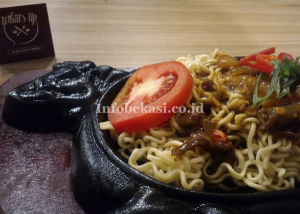 Hmmm…Nikmatnya Indomie Blackpaper Beef Ala Whats Up Cafe