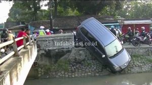 Diduga Supirnya Mengantuk, Sebuah Mobil Nyaris Masuk Sungai