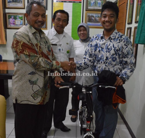 Tepati Janji, Wakil Wali Kota Bekasi Berikan Sepeda Kepada Siswa Pembuat Sinopsis Terbaik