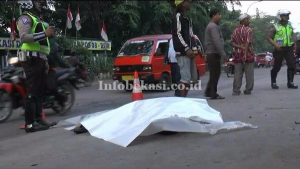 Hindari Lubang Jalan, Dua Sepeda Motor Saling Tabrak