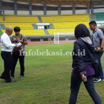 Rahmat Effendi sedang mengecek rumput di Stadion Patriot Bekasi 2