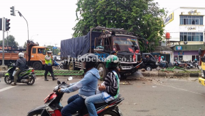 Rem Blong, Truk Tabrak Pembatas Jalan