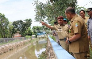 Wali Kota Bekasi Tinjau Lokasi Banjir di Rawalumbu