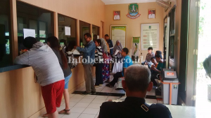Warga Bekasi Utara Serbu Kantor Kecamatan, Camat : Dua Tahun Kemarin Kemana Aja?