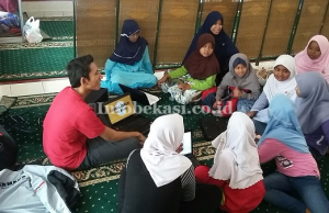Pemuda Remaja Masjid Daarul ‘Uluum, Pilih Jalur Sosial untuk Mengajar