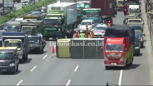 Ditabrak Tronton dari Belakang, Mobil Boks Terguling di Ruas Tol Jakarta-Cikampek