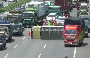 Ditabrak Tronton dari Belakang, Mobil Boks Terguling di Ruas Tol Jakarta-Cikampek