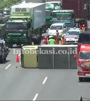 mobil-boks-yang-terguling-1