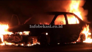 Konsleting Mesin, Mobil Sedan Corolla Terbakar di Tol Jakarta-Cikampek