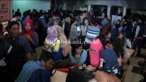 Lokasi Sempit, Peserta Bursa Lowongan Kerja di BCP Berdesak-Desakan