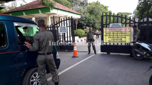 Nekat Parkir di Gedung Pemkot Bekasi? Siap-Siap Ban Kendaraan Dikempiskan Satpol PP
