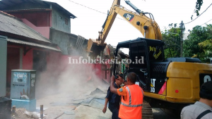 Ratusan Bangunan Liar Sepanjang Aliran Sungai Kaliabang Tengah Dibongkar