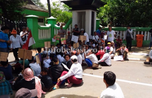 Ratusan Warga Kampung Pangkalan Bambu Tolak Penggusuran di Kantor Pemkot Bekasi