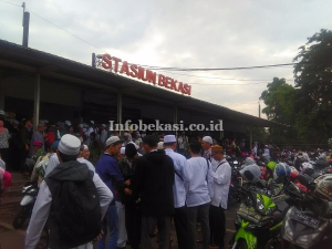 Ribuan Massa Bekasi Penuhi 12 Gerbong Commuter Line Menuju Jakarta