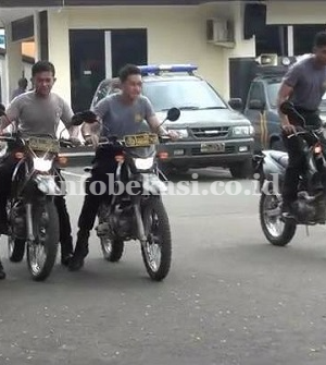 para-personel-yang-sedang-latihan-menggunakan-sepeda-motor