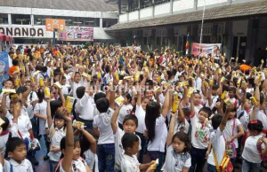 Pekan Kreativitas Siswa, Ratusan Siswa SD Ananda Bekasi Lakukan Aksi Minum Susu Bersama