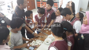 Budayakan Surat-Menyurat, PT Pos Indonesia Cabang Bekasi Berikan Edukasi Pada Puluhan Pelajar SD Ananda Bekasi