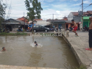 Minim Sarana Bermain Anak, Sejumlah Anak-Anak di Kota Bekasi Bermain di Kali Rotan