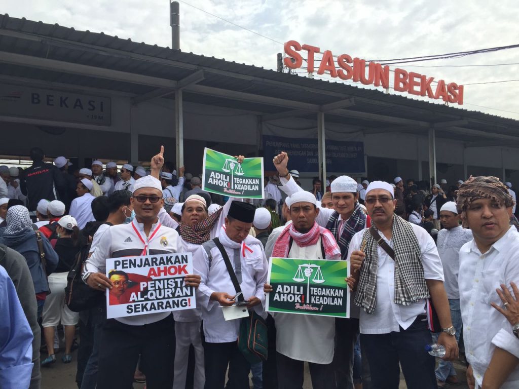 Warga Bekasi yang akan mengikuti Aksi Damai 212 di stasiun Bekasi