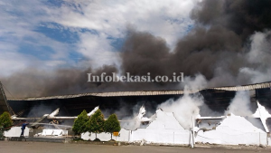 Pabrik Bijih Plastik di Bantargebang Ludes Terbakar