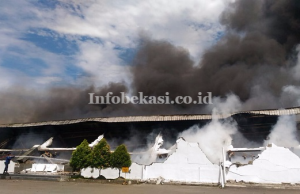 Pabrik Bijih Plastik di Bantargebang Ludes Terbakar