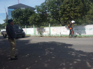Pantau Kebersihan di Lingkungan Kerjanya, Ini yang Dilakukan Sekretaris Kel. Durenjaya