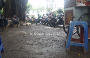 Parkiran Motor Disdukcapil Kota Bekasi yang Berlumpur