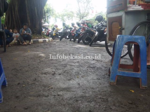 Parkiran Motor Disdukcapil Kota Bekasi yang Berlumpur