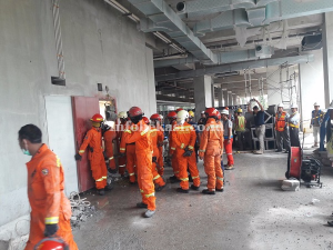Proses Evakuasi Korban Runtuhnya Apartemen Grand Kamala Lagoon Masih Berlangsung