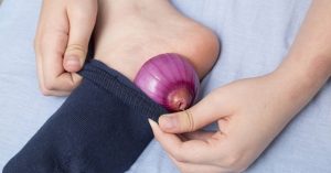 Sehat dengan Tempelkan Bawang Merah di Telapak Kaki