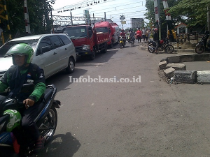 Warga Keluhkan Angkot yang Mengetem di Jalan Perjuangan